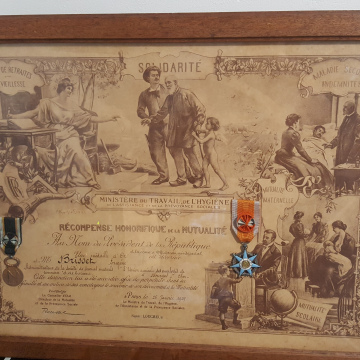 Tableau ancien avec deux médailles (1)